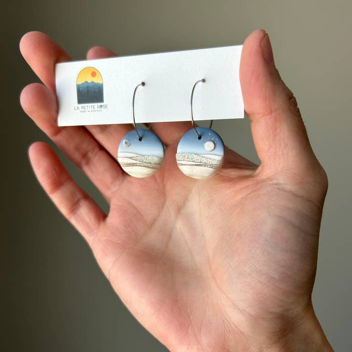 Himmelsk Bjerglandskab Lerøreringe, Sol Måne Dinglelandskab Lerøreringe, Sol Måne Dingle. for engroshandel hos La Petite Rose LLC