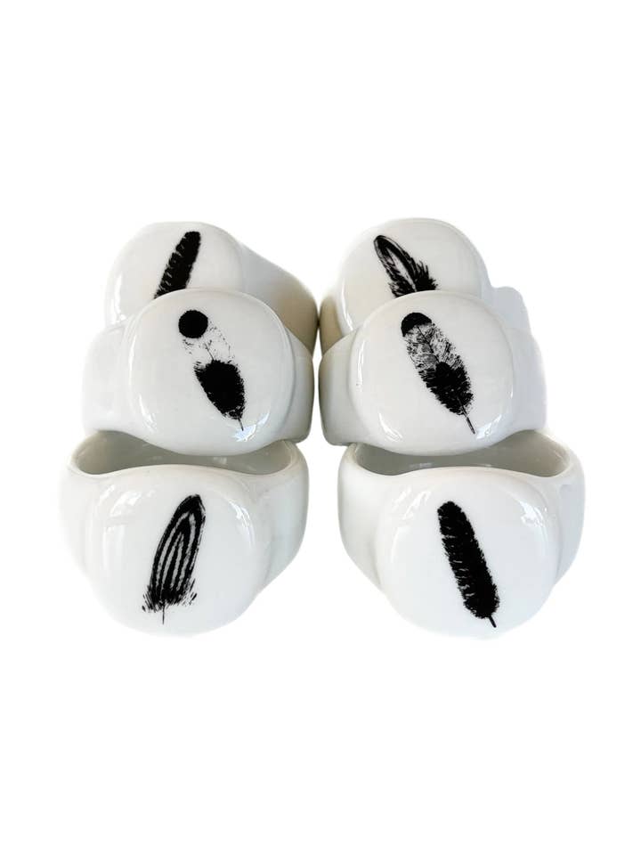 Anneaux de serviette en plumes pour la vente par Mona H Paintings