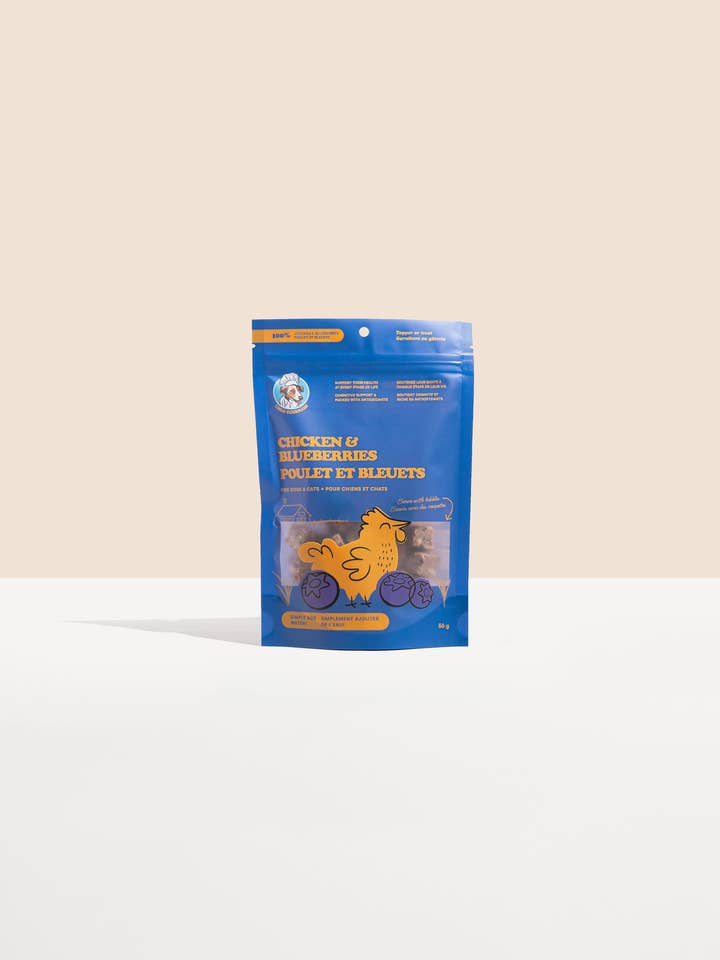 Cubes de poulet et bleuets lyophilisés pour la vente par Chien Gourmand