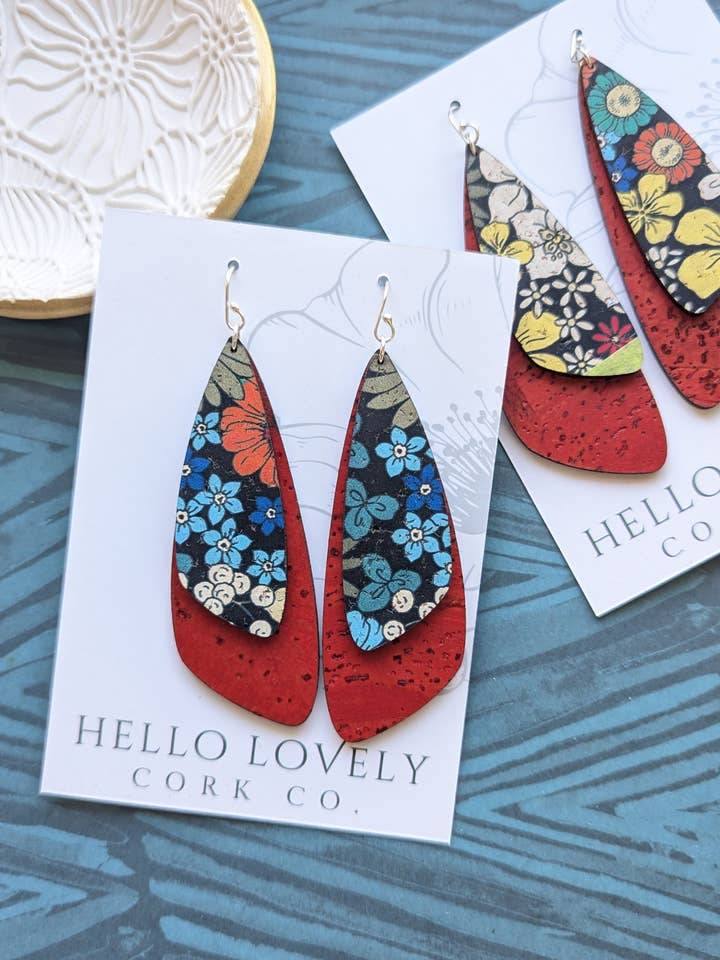 Øreringe med guldsmed - Tressernes blomster på rød for engroshandel hos Hello Lovely Cork Co.