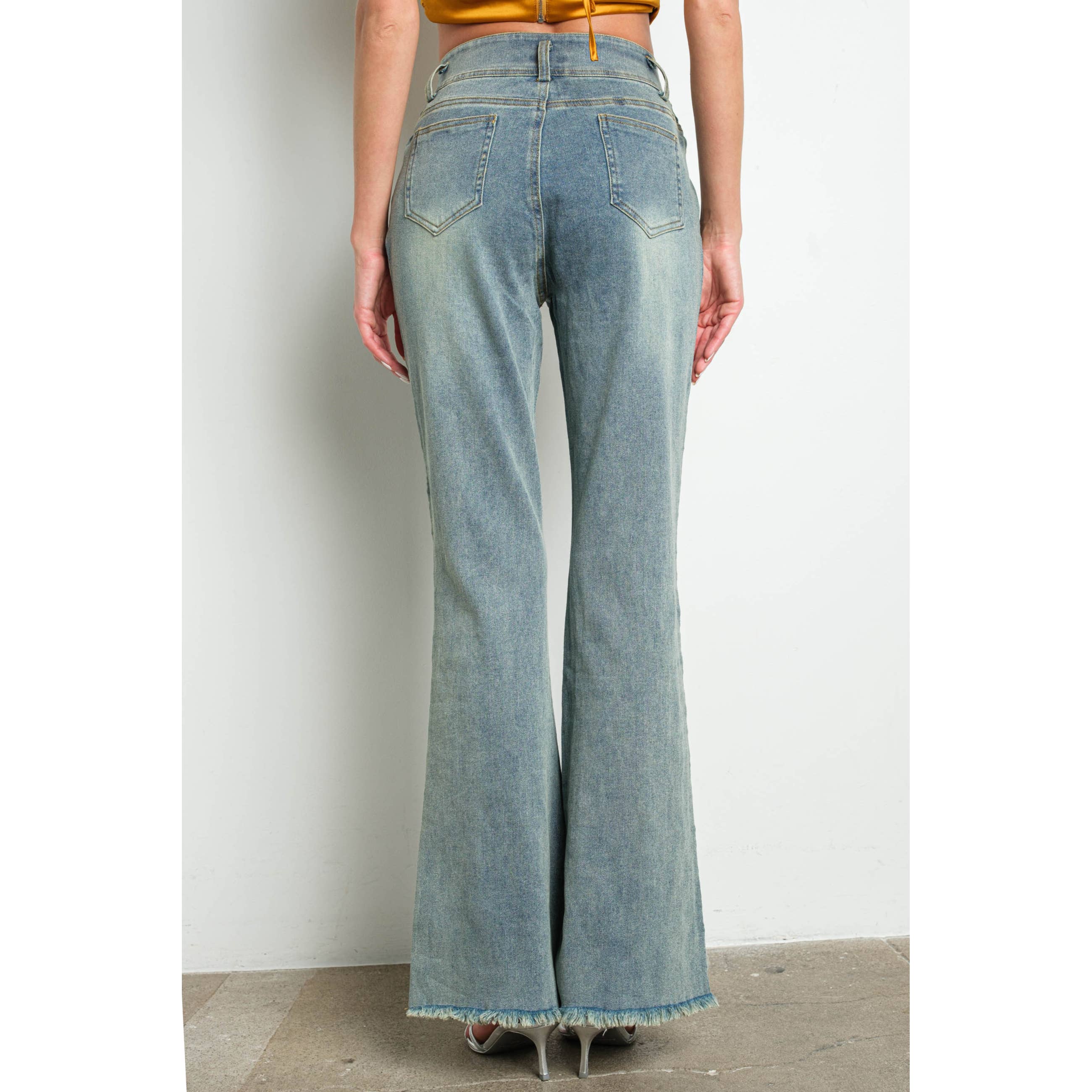 Lichte denim KIWI stretch denim jeans met uitlopende pijpen en geborduurde kraaltjes voor groothandel op Faire4