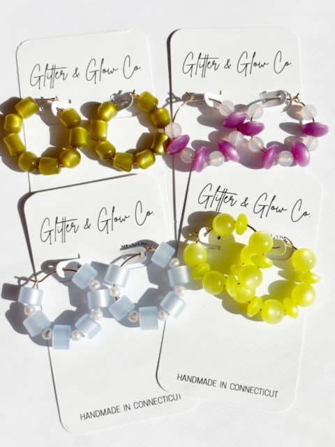 Créoles perlées Moon Glow, boucles d'oreilles durables, créoles délicates pour la vente par Glitter and Glow Co