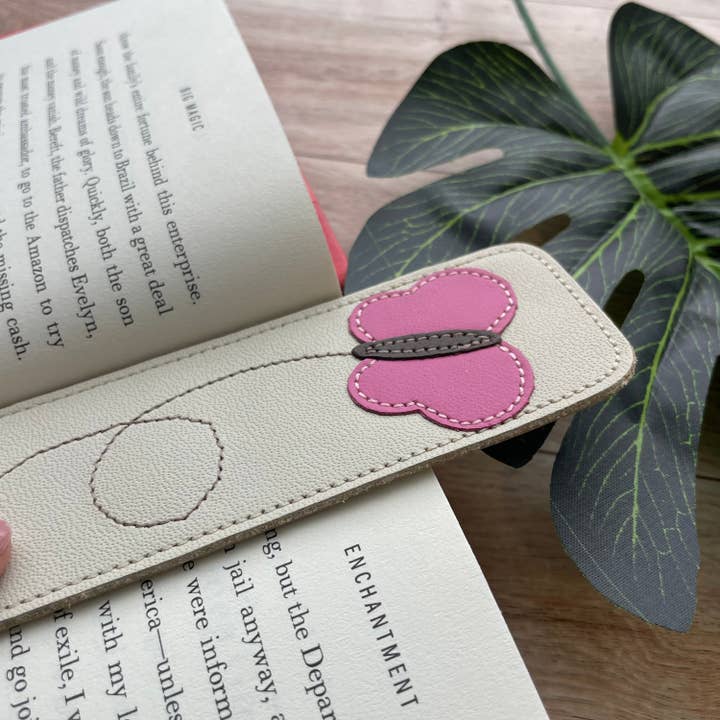Läderbokmärke med fjärilsdesign, rosa och beige för wholesale av Mally Designs