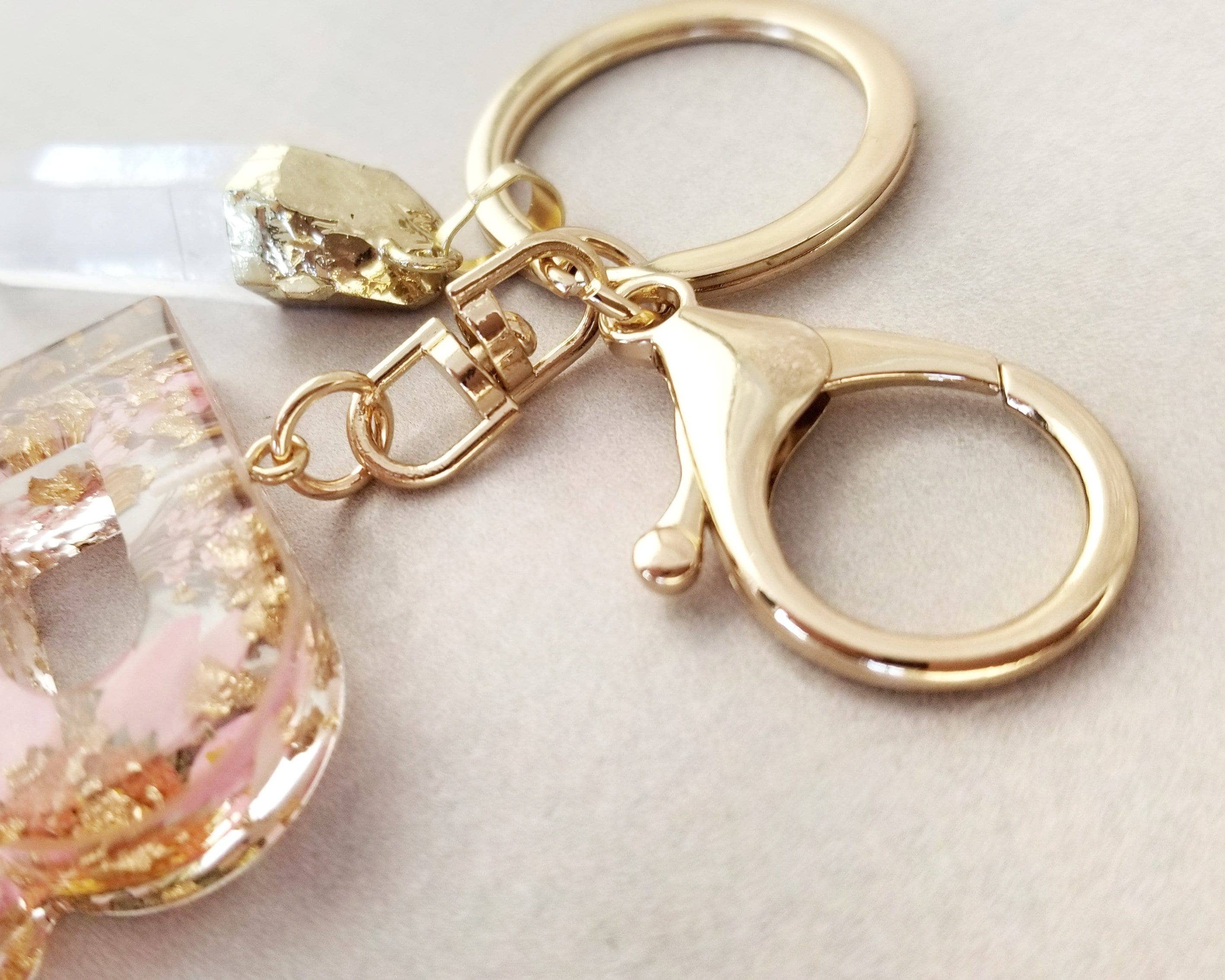 WonderLight Jewelry - Vendita all'ingrosso Portachiavi - Donna - Portachiavi iniziale in resina con fiori secchi - Quarzo trasparente/Clarity1