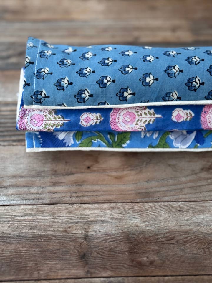 Assortiment de coussins pour les yeux en lavande sur fond bleu pour la vente par Belle's Nest