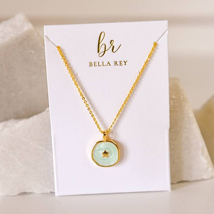 Collier à breloques Clara Dainty Star en métal doré 18 carats pour la vente par Bella Rey jewelry