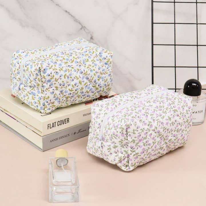 JOSSLYN by wall to wall - Wholesale Makeup/Cosmetic Bag - DITSY QUILTED COTTON FLORAL COSMETIC POUCH BAG | 40P557