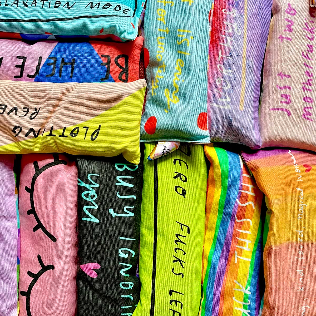 Nicola Rowlands – Almofada de spa/terapia por atacado – Zero F*Cks Saco Lavanda Esq4