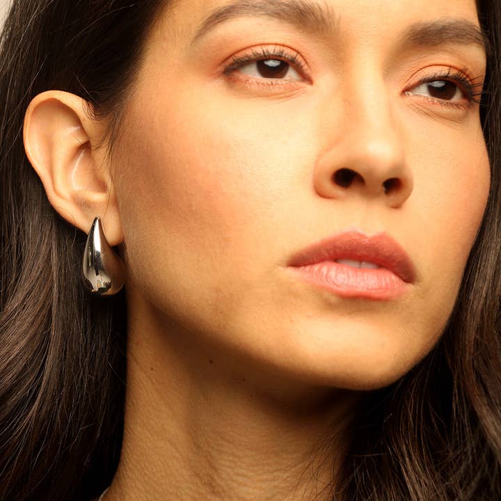 Pendientes Aqua Drop Grandes Plateados and other Purchase Wholesale plomos pesca. Free Returns & Net 60 Terms on Faire trending on Faire.