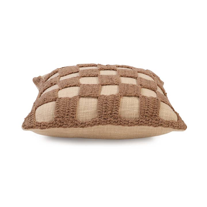 Casa Amarosa - Vendita all'ingrosso Cuscini decorativi - Cuscino Tarika con dettagli all'uncinetto a quadretti, beige, 45,7 x 45,7 cm