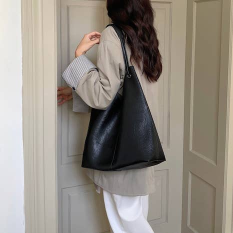 Pretty Persuasions - Wholesale Shoulder Bag - Women's - P24106 Large Microfiber Leather Hobo Bag w/Cosmetic Pouch