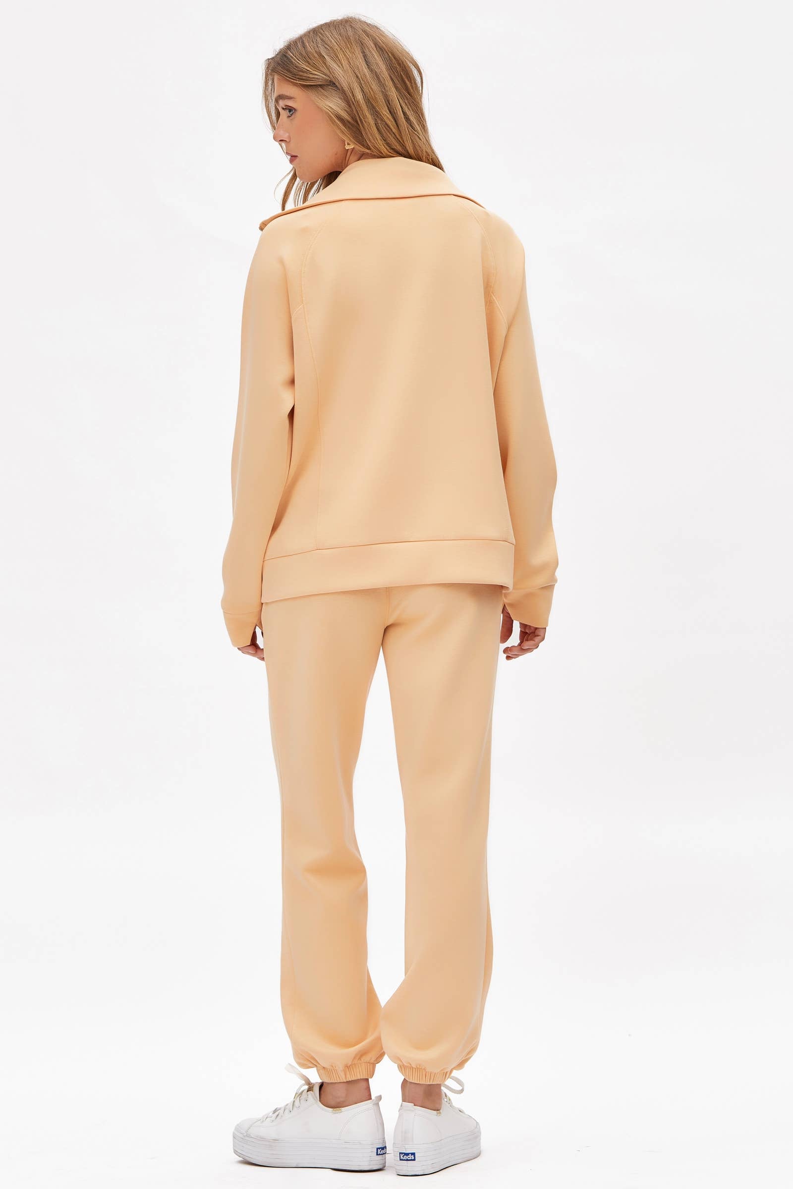 Dear Scarlett – Großhandel Loungewear-Set – Damen – Reiseset aus Modal-Pullover mit viertelförmigem Reißverschluss und Jogginghose2