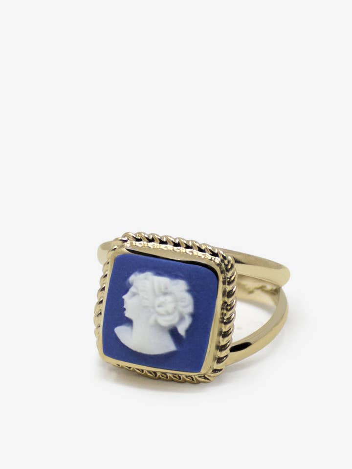 La Bague Camée Bleue Bien-Aimée pour la vente par Vintouch Jewels