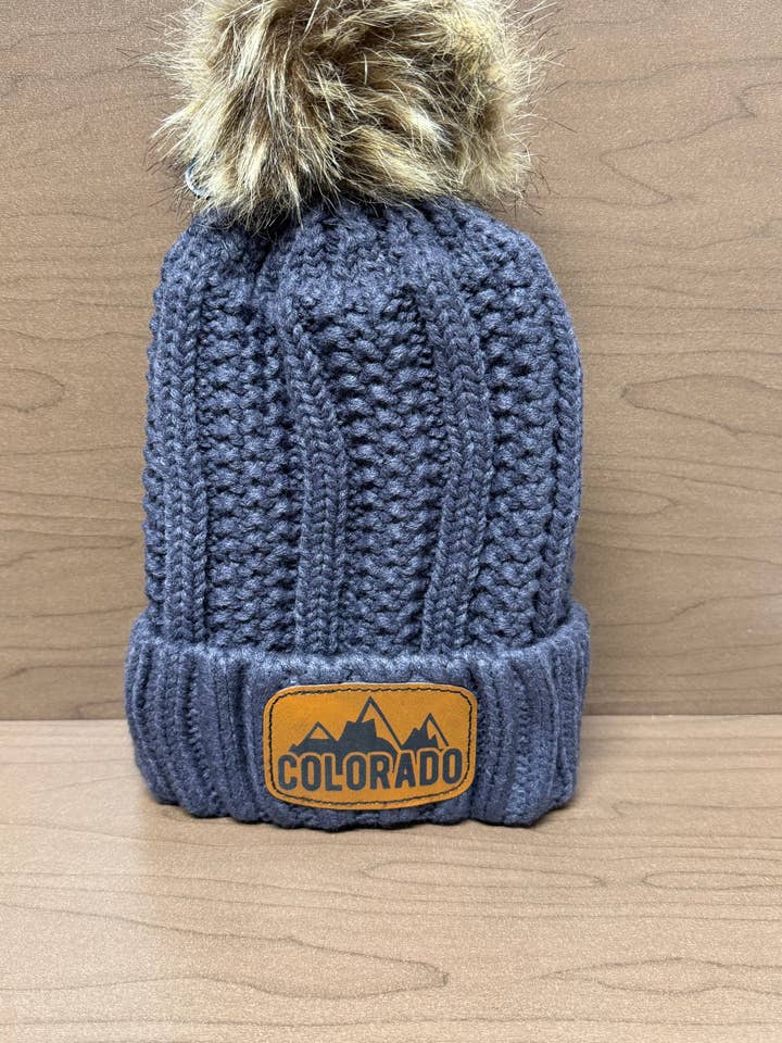 Gorro de Colorado con parche de cuero personalizado | Gorro de invierno | Gorro personalizado | Gorro de invierno para mujer | Regalo de Colorado | Montañas Rocosas | Gorro con pompón para venta al por mayor de Redneckbougie Co