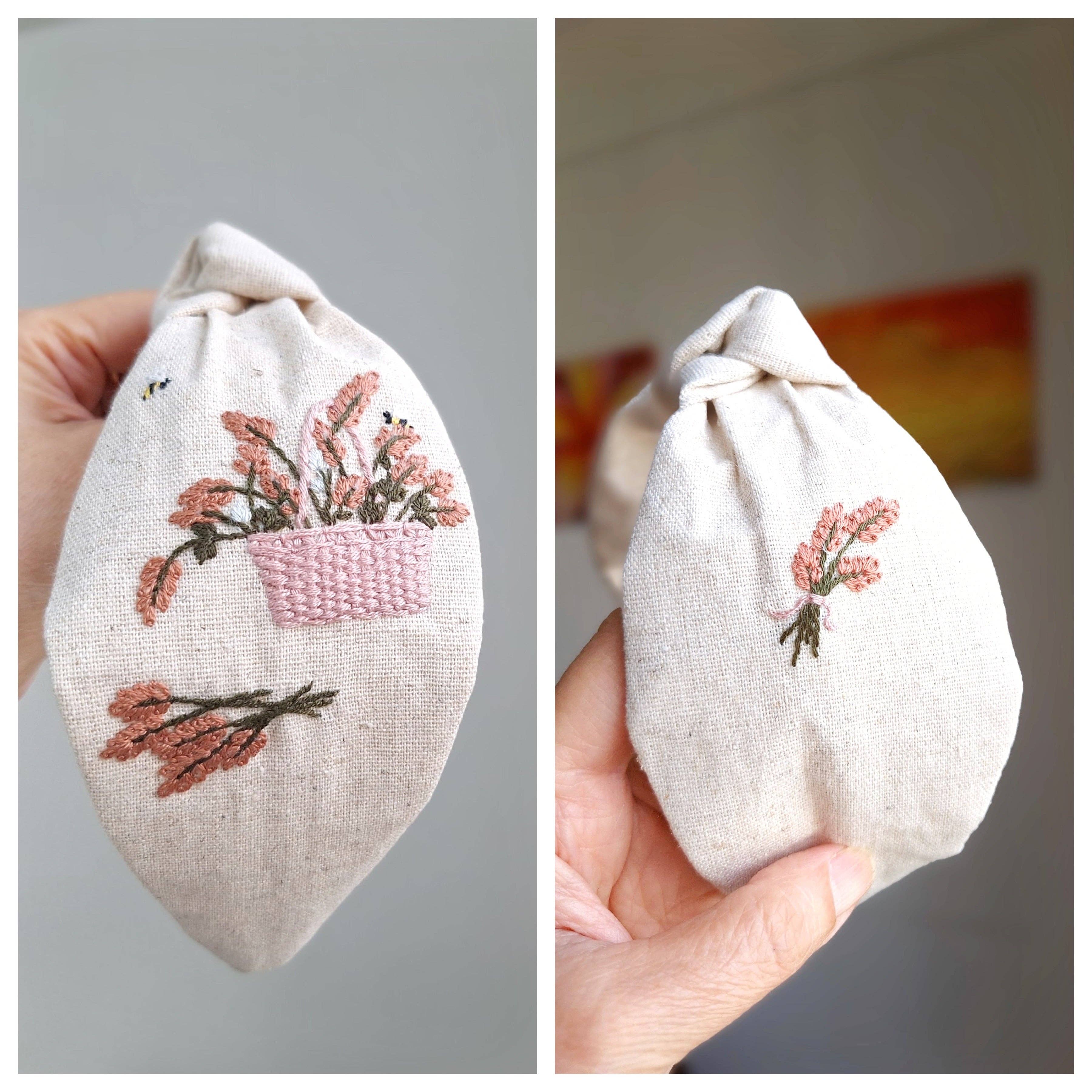 Quince Fables - Vendita all'ingrosso Fascia per capelli - Donna - Turbante annodato in lino ricamato floreale, Collezione Harper 🪡2