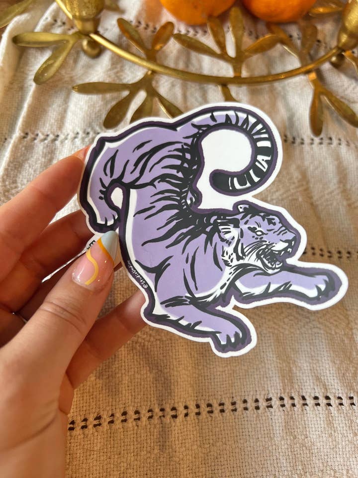 Wasserdichter lila Tiger-Aufkleber — Exotische Katze, Dschungel für den Großhandel von Studio Undine