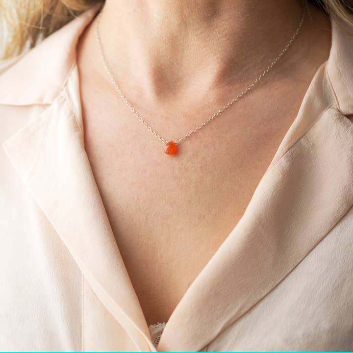 Collana delicata in argento sterling con piccola carneliana a goccia per la vendita all'ingrosso da parte di Aspasia Jewellery