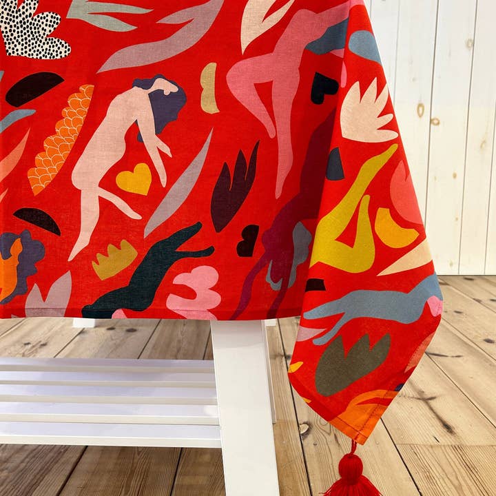 Nappe avec pompons pour la vente par Dora Nola