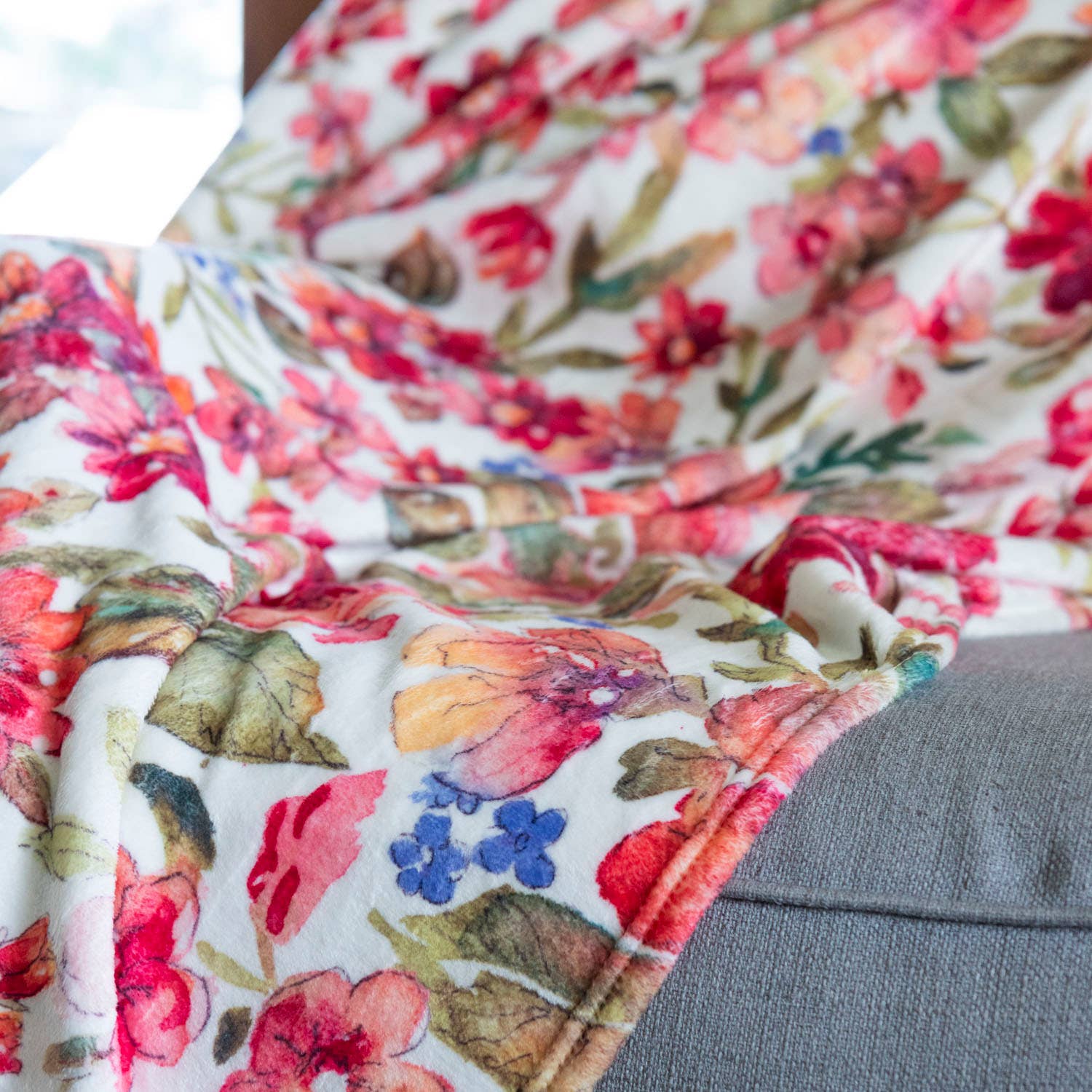 Alla Dickson Art – Großhandel Überwurfdecke – Rote Blumen-Decke Florale Plüschdecke Valentinstag8