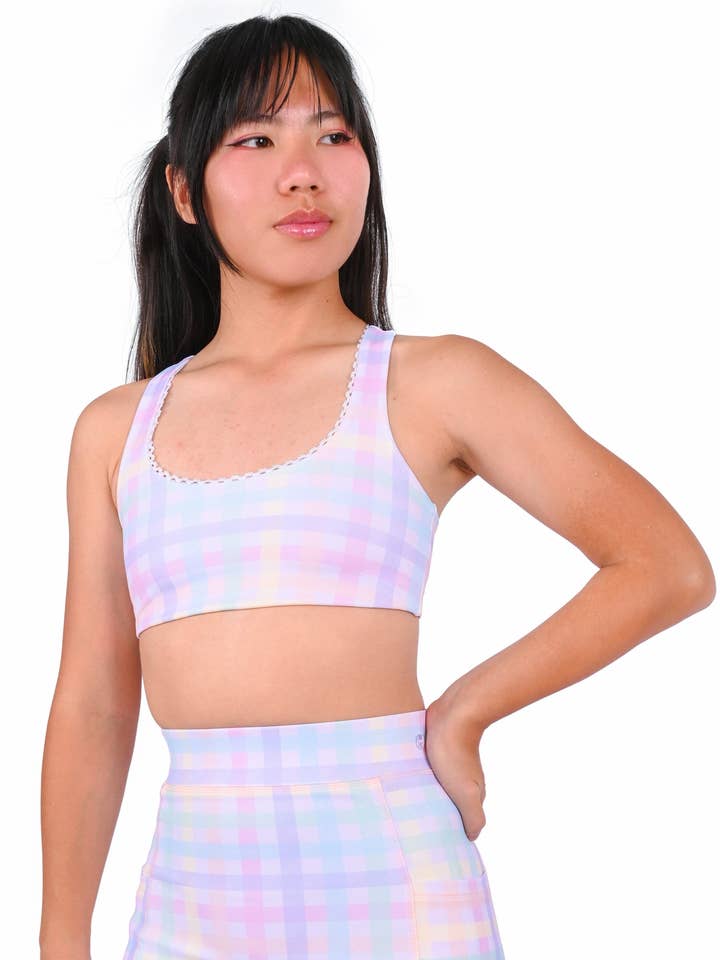 Soutien-gorge de sport dos nageur à carreaux arc-en-ciel pour la vente par My Violet