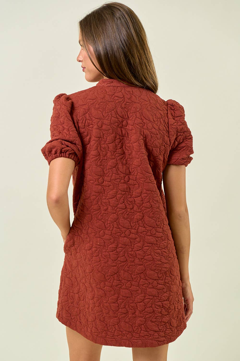 Doe and Rae – wholesale Klänning - Dam – FLORAL JACQUARD KLÄNNING MED DRAGKEDJA FRAM OCH PUFFÄRMAR - 28054D4