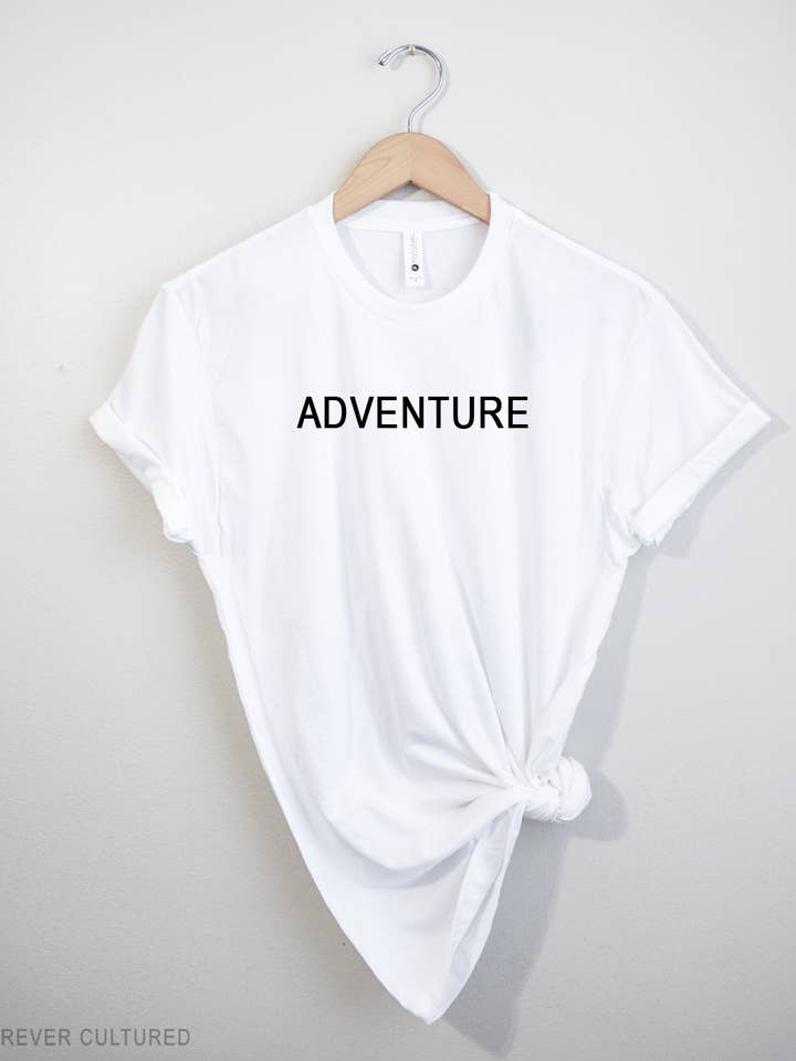 TEE-SHIRT AVENTURE pour la vente par On the Cuff