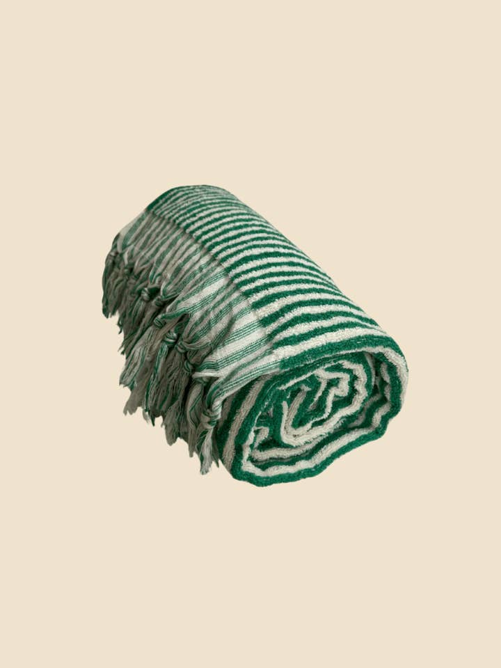 Serviette de bain à rayures vertes et naturelles Wipeout pour la vente par One Stone Goods