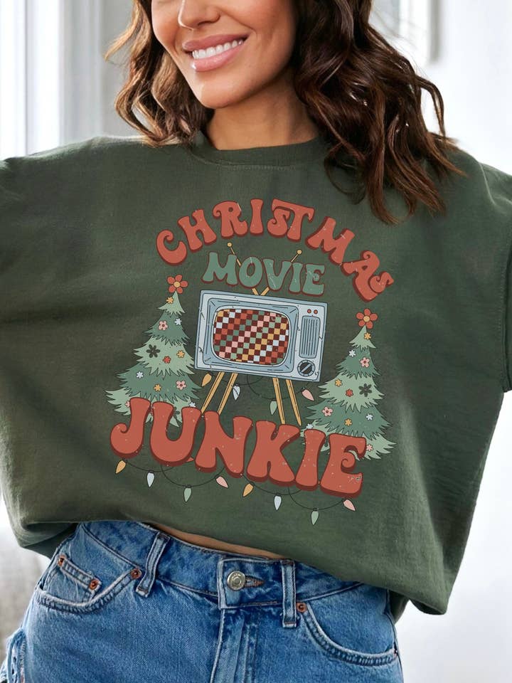 Sweat-shirt surdimensionné Retro Christmas Movie Junkie Cozy pour la vente par Monday Muse