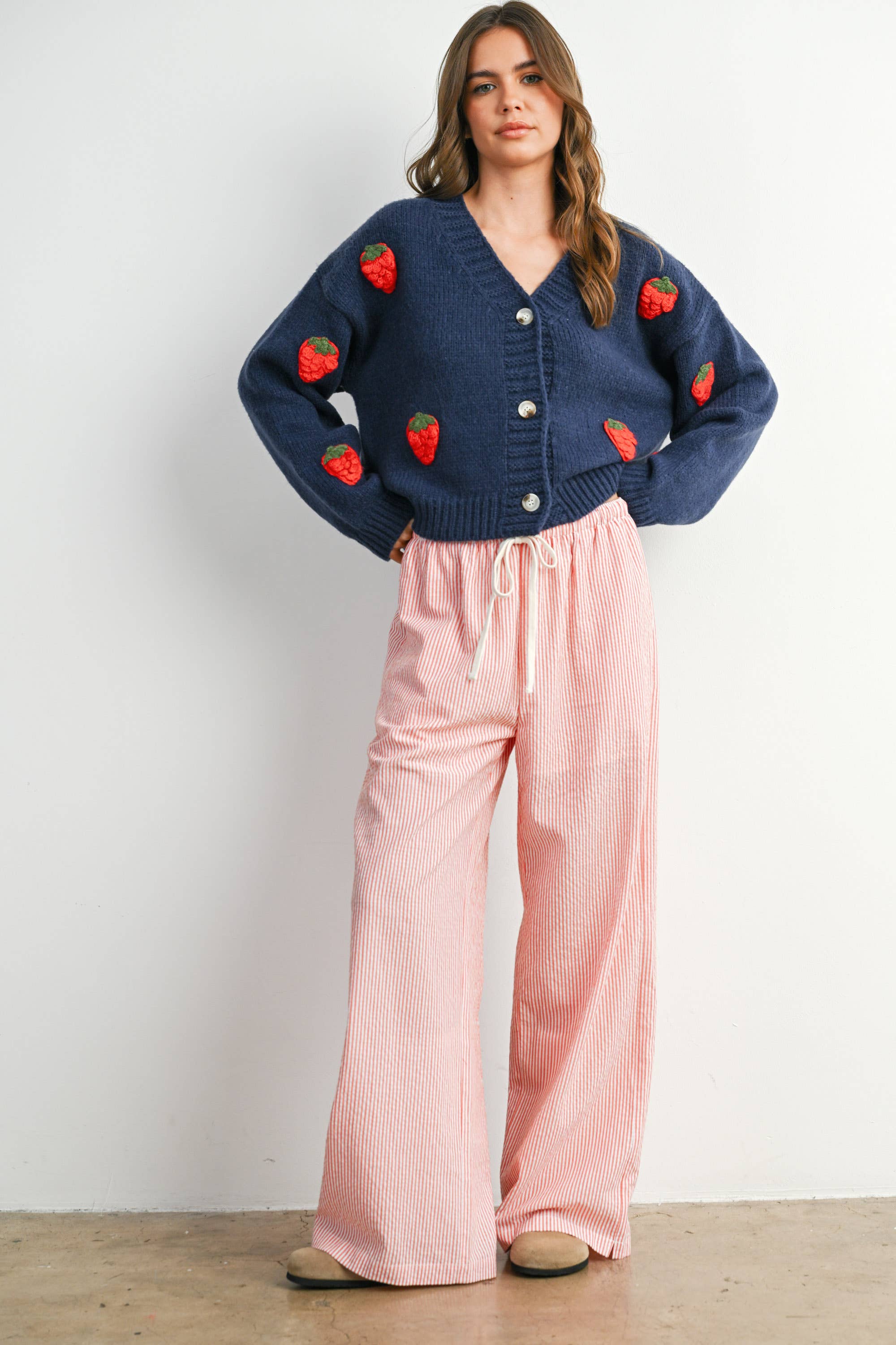 BUTTERMELON – Großhandel Strickjacke – Damen – Kurzer Cardigan mit Erdbeerstickerei - BMC760925