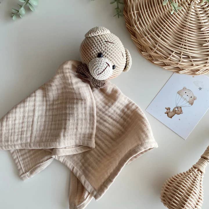 Décoration de chambre d’enfant artisanale en coton bio, cadeau de naissance, ourson compagnon de sommeil pour la vente par Omnis Pura