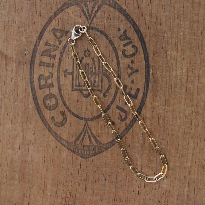 Bracciale a catena con graffetta in oro per la vendita all'ingrosso da parte di Plumage Jewelry