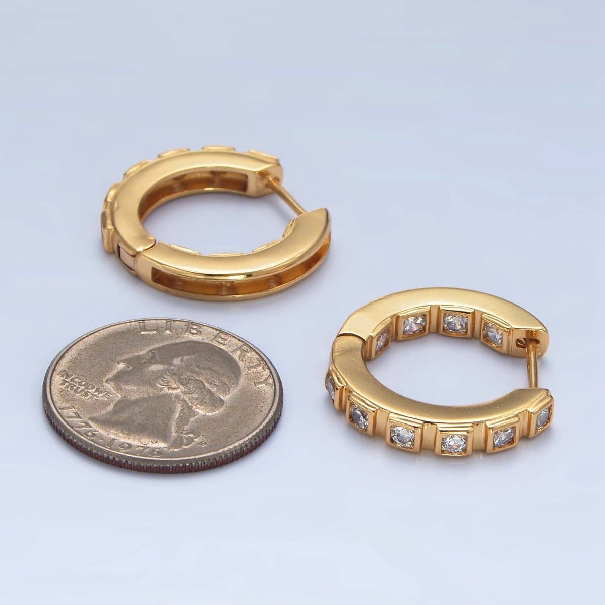 Aim Eternal - Vente Créoles - Boucles d'oreilles créoles carrées de 25 mm en plaqué or 24K avec zircon cubique transparent | AD7723