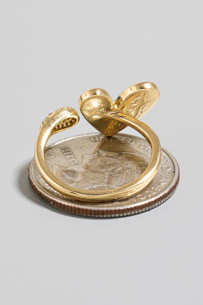 The Looks by Fame Accessories – Großhandel Band/Stapelring – Vergoldeter Cz- und Perlmutt-Herzring mit offenem Band1