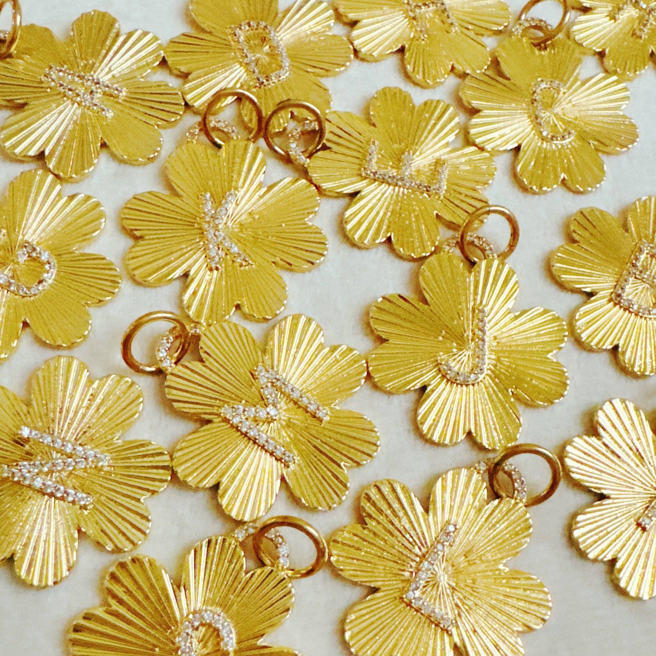 Ellison+Young - Venta al por mayor Abalorios/colgantes individuales - Colgante con clip sin costuras con iniciales de trébol7