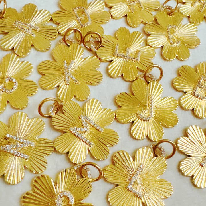 Ellison+Young - Vendita all'ingrosso Ciondolo/pendente - Ciondolo a clip senza cuciture con iniziale Clover7