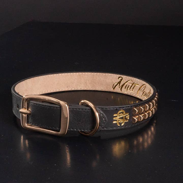 Colletto in pelle nera con borchie dorate per la vendita all'ingrosso da parte di Mutt Couture