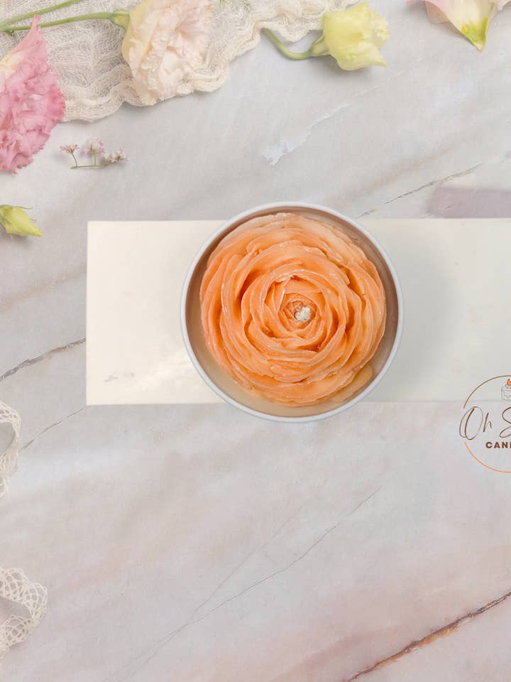 Gyldent Glød (Ranunculus) - Duftlys med Solnedgangs Sandeltræ for engroshandel hos Oh Sweet Candles