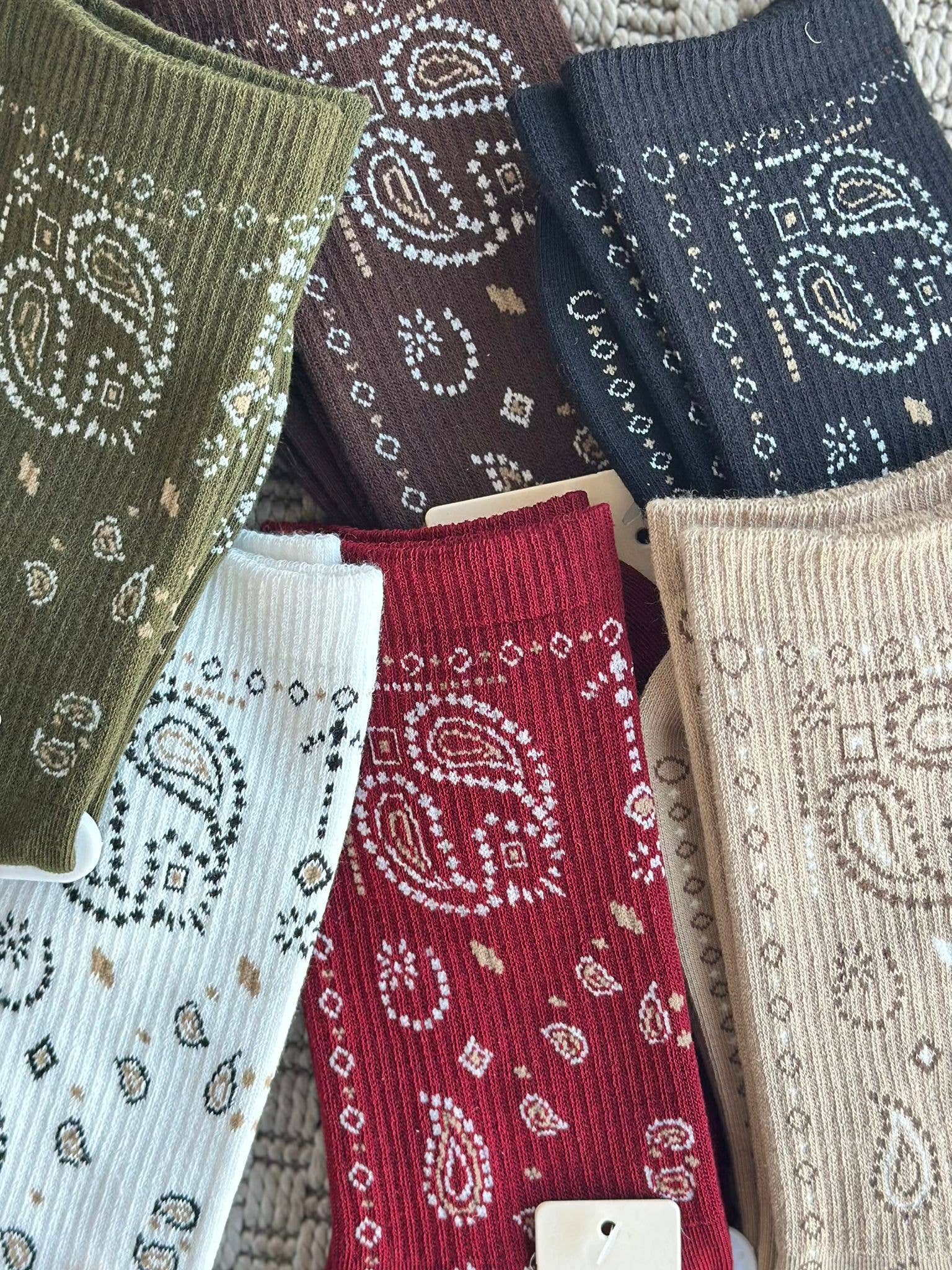 ADORA – Engroshandel Strømper - Dame – Mønstret sokker med paisley-motiv1