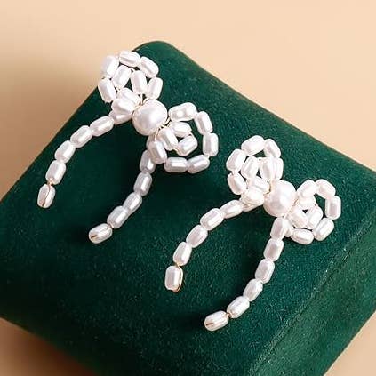 Guldpärlörhängen för kvinnor med rosettstiftörhängen present för wholesale av Gemscape UK