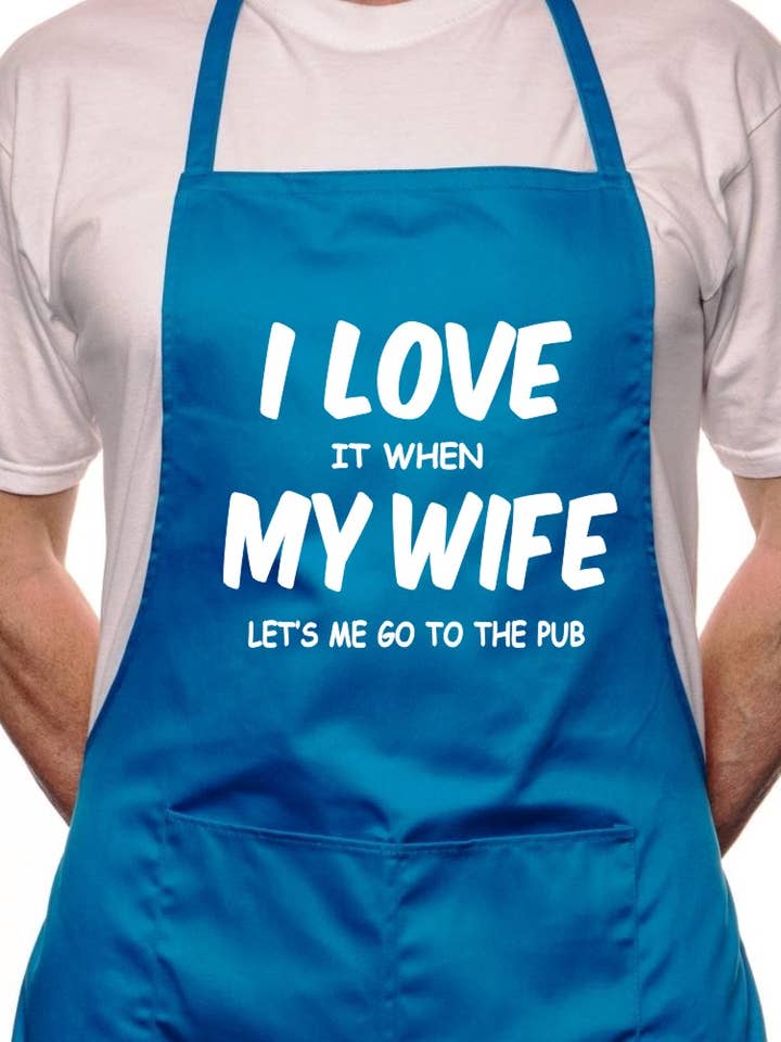 Grillschürze „Love It When Wife Lets Me Go To Pub“ für den Großhandel von Print4U