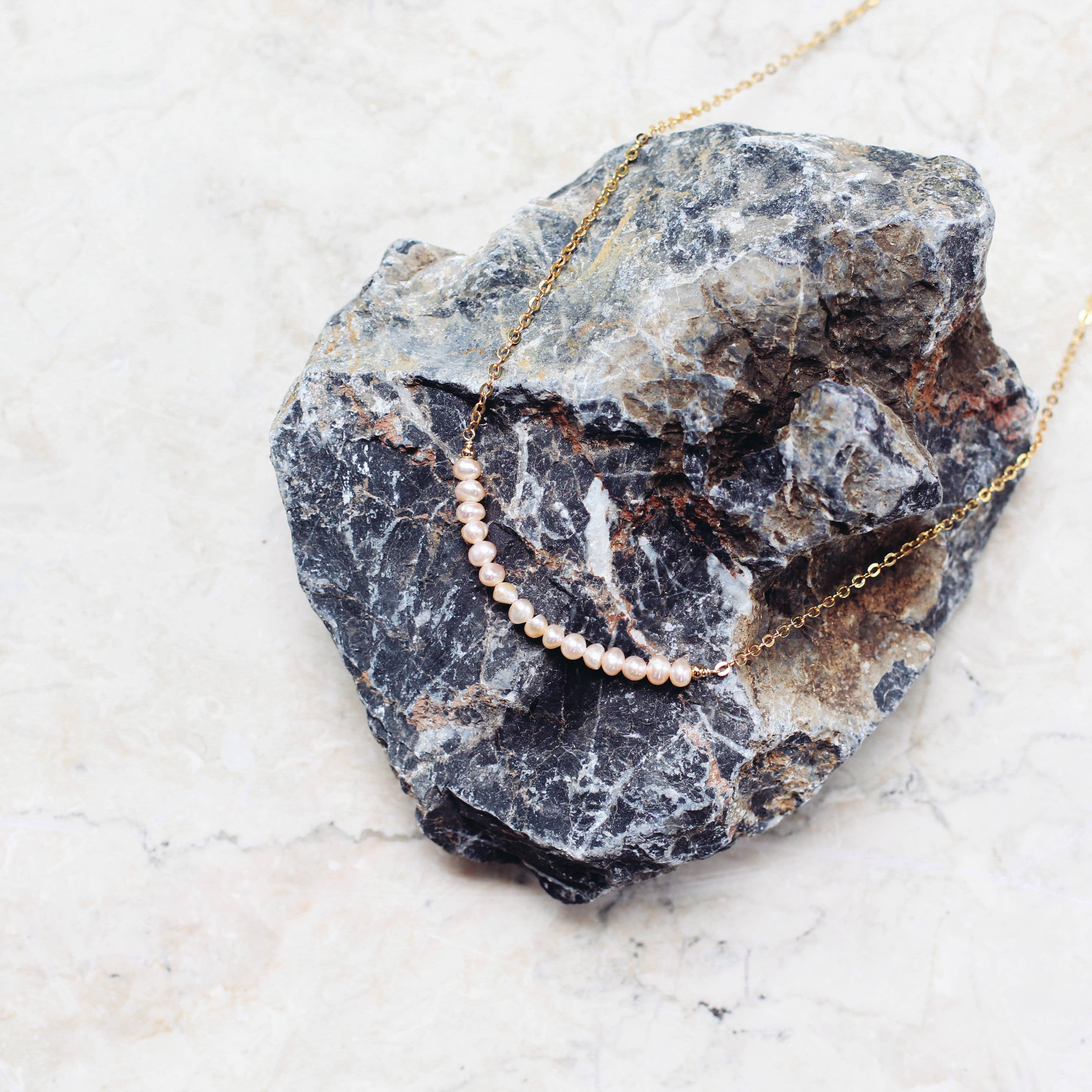 Less is More - Vendita all'ingrosso Collane di perline/perle - Collana Pink Pearl Smile (oro o argento)3