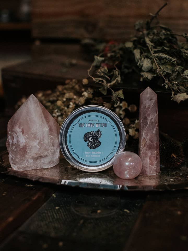 Vela de Lata de Viagem Love Witch | Sândalo & Rosa por atacado de Midnight Raven Studios