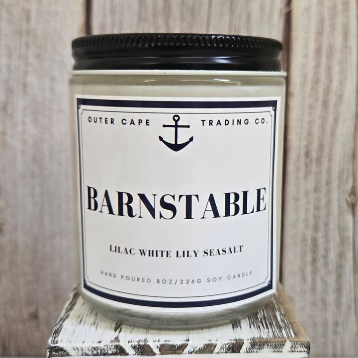 Bougie en cire de soja avec mèche en bois crépitante de Barnstable Cape Cod en gros vrac pour la vente par Outer Cape Trading Company