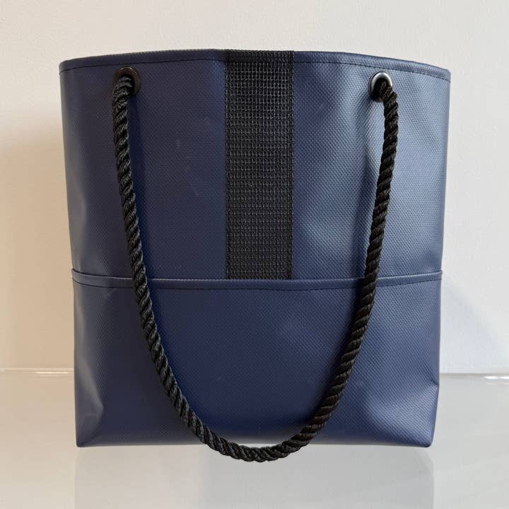 Fischer-Tasche in Marineblau für den Großhandel von Alaina Marie