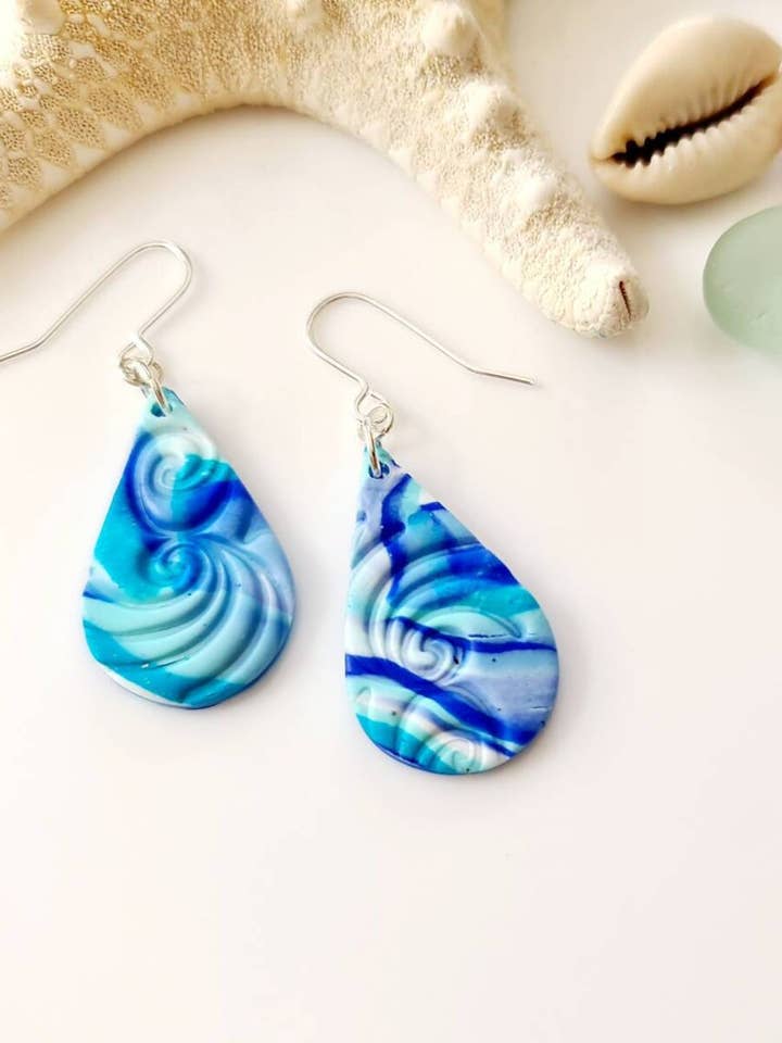 Cornish Surf bølge blå marmoreret øreringe for engroshandel hos Sage & Seasalt