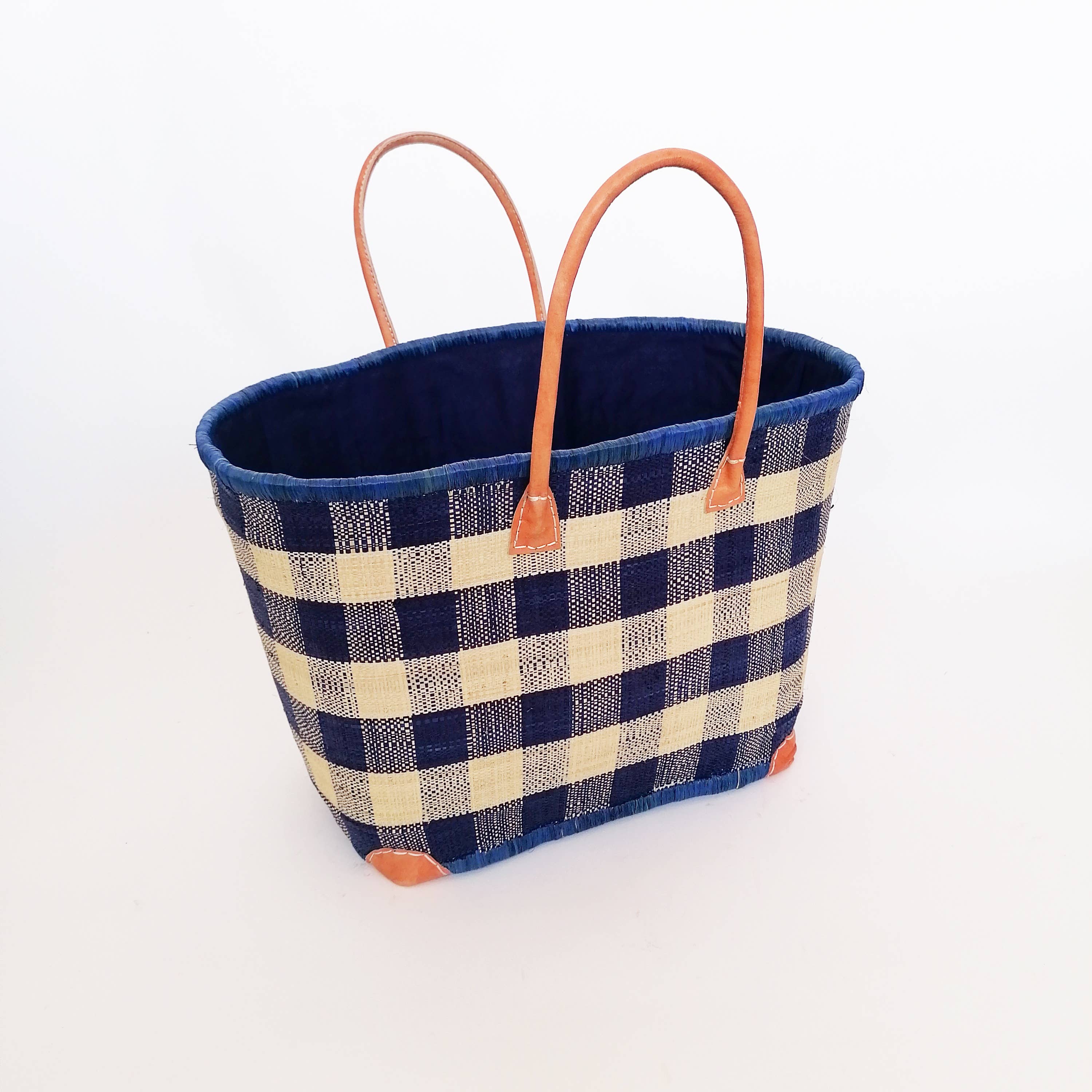 Le comptoir de la plage – wholesale Strandväska – Handgjord Rabane ”Beloha” rutigt mönsterkorg med påse5