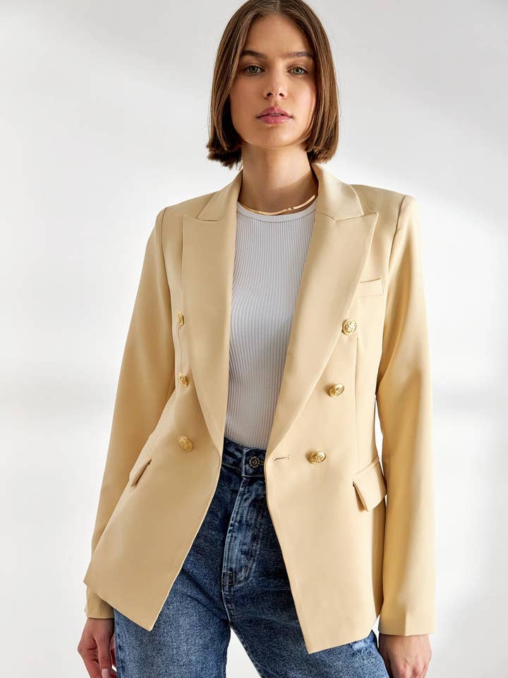 Attentif Paris – Großhandel Blazer – Damen – Attentif Paris zeitloser taillierter Blazer mit doppelreihigem Goldknopfmuster9