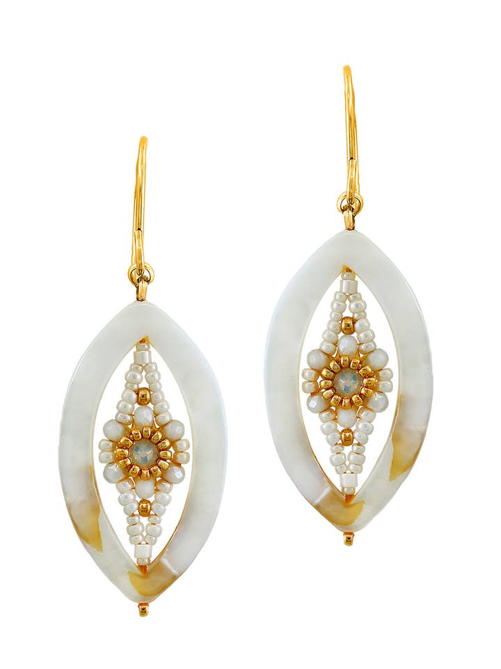 Boucle d'oreille en coquille de nacre, style E24427 pour la vente par Miguel Ases