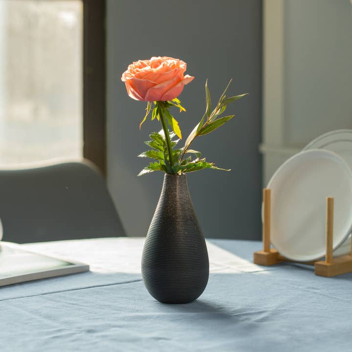 Quickway Imports – wholesale Vas – Keramiska bord vas rippade Design Tear Drop blomma hållare