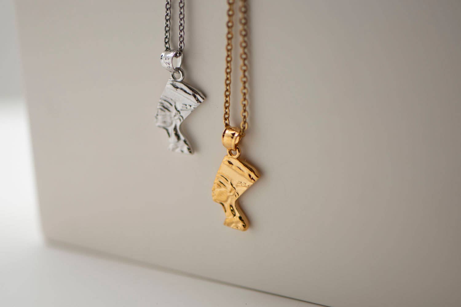 TALISMAN JEWELLERY (D&Fidanverdi, S.L.) - Venta al por mayor Collares con colgantes/abalorios - Colgante Nefertiti Egipto Chapado en Oro de 18k4